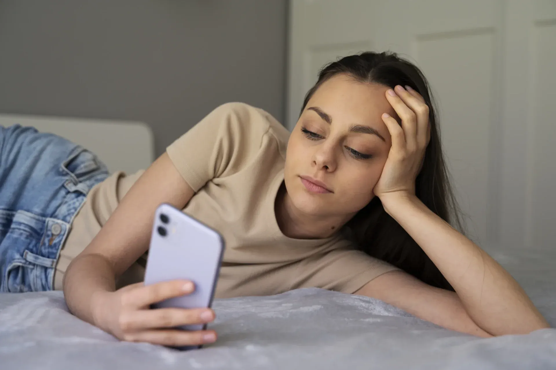Chica en la cama con su smartphone